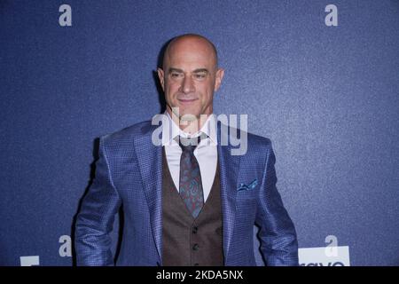 NEW YORK, NEW YORK - MAGGIO 16: (L-R) Taylor Kinney, S. Epatha Merkerson e Jason Beghe partecipano al 2022 NBCUniversal Upfront al Mandarin Oriental Hotel il 16 maggio 2022 a New York City. (Foto di John Nacion/NurPhoto) Foto Stock