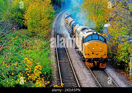 Classe 37401 Mary Queen of Scots su treno per il trattamento della testa in treno al Cringhton Road Bridge, York, Inghilterra Foto Stock