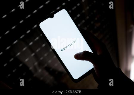 In questa foto è riportato un logo SpaceX visualizzato sullo schermo di uno smartphone ad Atene, in Grecia, il 16 maggio 2022. (Foto di Nikolas Kokovlis/NurPhoto) Foto Stock