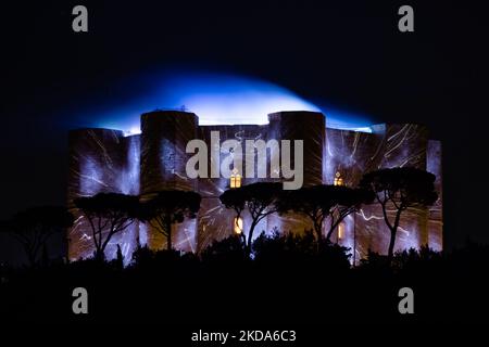 Castel del Monte prima dell'alta sfilata Gucci ad Andria il 16 maggio 2022. Il maniero di Castel del Monte Frederick ha ospitato la passerella ideale di alta moda con effetti di luce e proiezioni di videomapping. 21 modelli vestiti dalla nuova collezione Gucci Cosmogonie disegnata da Alessandro Michele discendono dal portale in una nuvola di fumo, che per alcuni anni abbandonò il concetto di sfilate che riflettono le stagioni, concentrando tutto su eventi unici. (Foto di Davide Pischettola/NurPhoto) Foto Stock