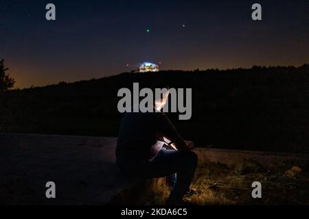 Castel del Monte prima dell'alta sfilata Gucci ad Andria il 16 maggio 2022. Il maniero di Castel del Monte Frederick ha ospitato la passerella ideale di alta moda con effetti di luce e proiezioni di videomapping. 21 modelli vestiti dalla nuova collezione Gucci Cosmogonie disegnata da Alessandro Michele discendono dal portale in una nuvola di fumo, che per alcuni anni abbandonò il concetto di sfilate che riflettono le stagioni, concentrando tutto su eventi unici. (Foto di Davide Pischettola/NurPhoto) Foto Stock