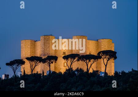 Castel del Monte prima dell'alta sfilata Gucci ad Andria il 16 maggio 2022. Il maniero di Castel del Monte Frederick ha ospitato la passerella ideale di alta moda con effetti di luce e proiezioni di videomapping. 21 modelli vestiti dalla nuova collezione Gucci Cosmogonie disegnata da Alessandro Michele discendono dal portale in una nuvola di fumo, che per alcuni anni abbandonò il concetto di sfilate che riflettono le stagioni, concentrando tutto su eventi unici. (Foto di Davide Pischettola/NurPhoto) Foto Stock