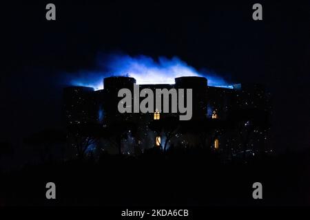 Castel del Monte prima dell'alta sfilata Gucci ad Andria il 16 maggio 2022. Il maniero di Castel del Monte Frederick ha ospitato la passerella ideale di alta moda con effetti di luce e proiezioni di videomapping. 21 modelli vestiti dalla nuova collezione Gucci Cosmogonie disegnata da Alessandro Michele discendono dal portale in una nuvola di fumo, che per alcuni anni abbandonò il concetto di sfilate che riflettono le stagioni, concentrando tutto su eventi unici. (Foto di Davide Pischettola/NurPhoto) Foto Stock