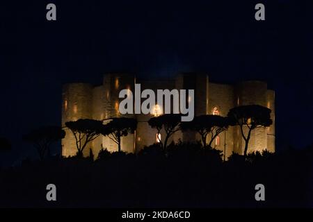 Castel del Monte prima dell'alta sfilata Gucci ad Andria il 16 maggio 2022. Il maniero di Castel del Monte Frederick ha ospitato la passerella ideale di alta moda con effetti di luce e proiezioni di videomapping. 21 modelli vestiti dalla nuova collezione Gucci Cosmogonie disegnata da Alessandro Michele discendono dal portale in una nuvola di fumo, che per alcuni anni abbandonò il concetto di sfilate che riflettono le stagioni, concentrando tutto su eventi unici. (Foto di Davide Pischettola/NurPhoto) Foto Stock