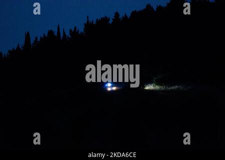 Castel del Monte prima dell'alta sfilata Gucci ad Andria il 16 maggio 2022. Il maniero di Castel del Monte Frederick ha ospitato la passerella ideale di alta moda con effetti di luce e proiezioni di videomapping. 21 modelli vestiti dalla nuova collezione Gucci Cosmogonie disegnata da Alessandro Michele discendono dal portale in una nuvola di fumo, che per alcuni anni abbandonò il concetto di sfilate che riflettono le stagioni, concentrando tutto su eventi unici. (Foto di Davide Pischettola/NurPhoto) Foto Stock