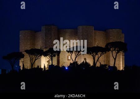 Castel del Monte prima dell'alta sfilata Gucci ad Andria il 16 maggio 2022. Il maniero di Castel del Monte Frederick ha ospitato la passerella ideale di alta moda con effetti di luce e proiezioni di videomapping. 21 modelli vestiti dalla nuova collezione Gucci Cosmogonie disegnata da Alessandro Michele discendono dal portale in una nuvola di fumo, che per alcuni anni abbandonò il concetto di sfilate che riflettono le stagioni, concentrando tutto su eventi unici. (Foto di Davide Pischettola/NurPhoto) Foto Stock