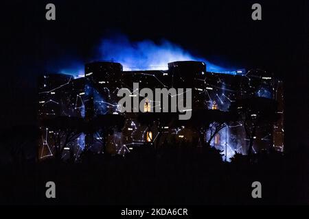 Castel del Monte prima dell'alta sfilata Gucci ad Andria il 16 maggio 2022. Il maniero di Castel del Monte Frederick ha ospitato la passerella ideale di alta moda con effetti di luce e proiezioni di videomapping. 21 modelli vestiti dalla nuova collezione Gucci Cosmogonie disegnata da Alessandro Michele discendono dal portale in una nuvola di fumo, che per alcuni anni abbandonò il concetto di sfilate che riflettono le stagioni, concentrando tutto su eventi unici. (Foto di Davide Pischettola/NurPhoto) Foto Stock