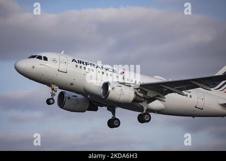 Air France Airbus A318 come visto durante la fase di decollo e volo dall'aeroporto Schiphol di Amsterdam. Il corpo stretto A318 parte dalla pista di Polderbaan e passa davanti alla torre di controllo effettuando un volo per Parigi. AirFrance AF AFR è il vettore di bandiera francese, filiale del Gruppo Air France-KLM e membro dell'alleanza aerea SkyTeam. Con la sospensione delle misure contro la pandemia di Coronavirus del Covid-19, l'industria dell'aviazione, dei viaggi e del turismo sta aumentando la domanda di voli. Dal 16 maggio 2022 l'uso obbligatorio di maschere facciali in aereo e in aeroporto è revocato. Amsterdam Foto Stock