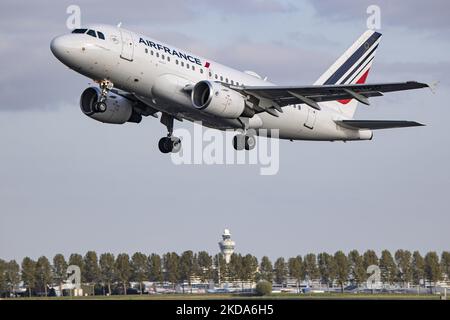 Air France Airbus A318 come visto durante la fase di decollo e volo dall'aeroporto Schiphol di Amsterdam. Il corpo stretto A318 parte dalla pista di Polderbaan e passa davanti alla torre di controllo effettuando un volo per Parigi. AirFrance AF AFR è il vettore di bandiera francese, filiale del Gruppo Air France-KLM e membro dell'alleanza aerea SkyTeam. Con la sospensione delle misure contro la pandemia di Coronavirus del Covid-19, l'industria dell'aviazione, dei viaggi e del turismo sta aumentando la domanda di voli. Dal 16 maggio 2022 l'uso obbligatorio di maschere facciali in aereo e in aeroporto è revocato. Amsterdam Foto Stock