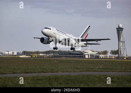 Air France Airbus A318 come visto durante la fase di decollo e volo dall'aeroporto Schiphol di Amsterdam. Il corpo stretto A318 parte dalla pista di Polderbaan e passa davanti alla torre di controllo effettuando un volo per Parigi. AirFrance AF AFR è il vettore di bandiera francese, filiale del Gruppo Air France-KLM e membro dell'alleanza aerea SkyTeam. Con la sospensione delle misure contro la pandemia di Coronavirus del Covid-19, l'industria dell'aviazione, dei viaggi e del turismo sta aumentando la domanda di voli. Dal 16 maggio 2022 l'uso obbligatorio di maschere facciali in aereo e in aeroporto è revocato. Amsterdam Foto Stock