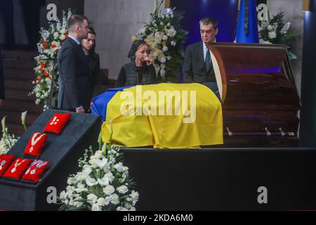 I parenti dicono Arrivederci al corpo del primo presidente dell'Ucraina Leonid Kravchuk durante la cerimonia che onora il politico, 17 maggio 2022. (Foto di Oleksandr Khomenko/NurPhoto) Foto Stock