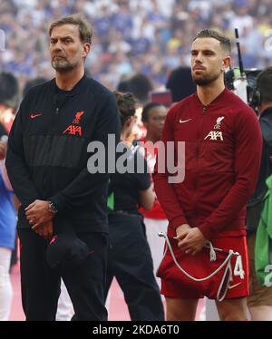 L-R Liverpool manager Jurgen Klopp e Jordan Henderson di Liverpool durante la finale della fa Cup tra Chelsea e Liverpool al Wembley Stadium , Londra, Regno Unito 14th maggio , 2022 (Photo by Action Foto Sport/NurPhoto) Foto Stock