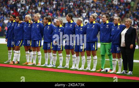 LONDRA, INGHILTERRA - MAGGIO 15:L-R Chelsea Women Sam Kerr Chelsea Women Jessica carter Chelsea Women Pernille Harder Chelsea Women Sophie ingle Chelsea Ladies Guro Reiten Chelsea Women Erin Cuthbert Chelsea Women Aniek Nouwen Chelsea Women Bethany England Chelsea Women Millie Bright Chelsea Women Ann-Katrin Berger Chelsea Women Magdalena Eriksson and Chelsea Donna capo allenatore Emma Hayes prima della finale di Coppa delle Donne fa tra le donne Chelsea e Manchester City Women a Wembley Stadium , Londra, Regno Unito 15th maggio , 2022 (Photo by Action Foto Sport/NurPhoto) Foto Stock