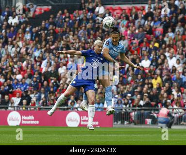 LONDRA, INGHILTERRA - MAGGIO 15:L-R Chelsea Women Bethany England e Lucy Bronze of Manchester City WFC durante la finale della Coppa delle Donne fa tra le donne Chelsea e le donne di Manchester City al Wembley Stadium , Londra, Regno Unito 15th Maggio , 2022 (Photo by Action Foto Sport/NurPhoto) Foto Stock