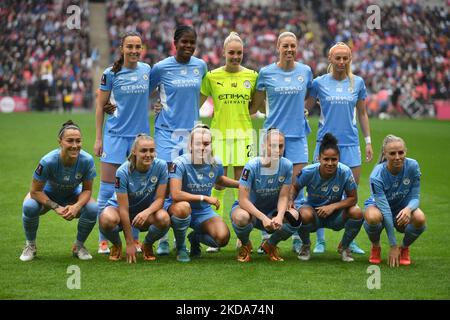 LONDRA, INGHILTERRA - 15 MAGGIO: Manchester City Women Team spara prima di dare il calcio d'inizio Back Row:- Caroline Weir di Manchester City WFC, Khadija Shaw di Manchester City WFC, Ellie Roebuck di Manchester City WFC, Alanna Kennedy di Manchester City WFC e Chloe Kelly di Manchester City WFC. Prima fila: - Lucy Bronze di Manchester City WFC , Keira Walsh di Manchester City WFC, Lauren canapa di Manchester City WFC, Georgia Stanway of Manchester City Demi Stokes of Manchester City WFC e Alex Greenwood of Manchester City WFC prima di dare il via alla finale della fa Cup tra le donne del Chelsea e le donne della città di Manchester a Wembley Foto Stock