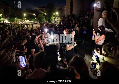 Yungblud si esibisce in diretta in strada all'Arco della Pace il 17 maggio 2022 a Milano (Foto di Alessandro Bremec/NurPhoto) Foto Stock