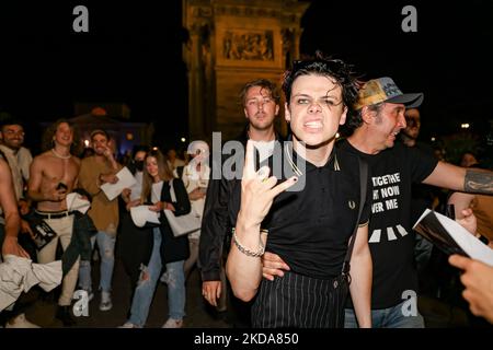 Yungblud si esibisce in diretta in strada all'Arco della Pace il 17 maggio 2022 a Milano (Foto di Alessandro Bremec/NurPhoto) Foto Stock