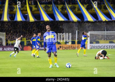Luis Advincula del Boca Juniors argentino reagisce durante una partita di calcio della Copa Libertadores contro i Corinzi brasiliani allo stadio Bombonera di Buenos Aires, Argentina, 17 maggio 2022. (Foto di MatÃ­as Baglietto/NurPhoto) Foto Stock