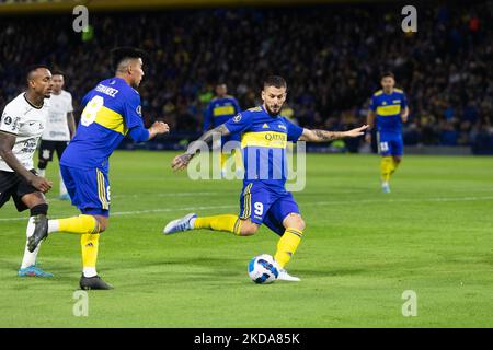 Dario Benedetto del Boca Juniors argentino segna il primo gol durante una partita di calcio della Copa Libertadores contro i Corinzi brasiliani allo stadio Bombonera di Buenos Aires, Argentina, 17 maggio 2022. (Foto di MatÃ­as Baglietto/NurPhoto) Foto Stock