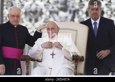 Papa Francesco consegna il suo messaggio durante l'udienza generale settimanale in Piazza San Pietro, in Vaticano, mercoledì 18 maggio 2022. (Foto di massimo Valicchia/NurPhoto) Foto Stock