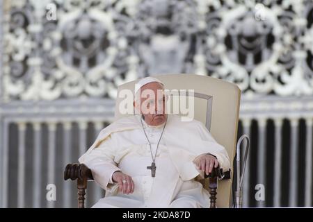 Papa Francesco consegna il suo messaggio durante l'udienza generale settimanale in Piazza San Pietro, in Vaticano, mercoledì 18 maggio 2022. (Foto di massimo Valicchia/NurPhoto) Foto Stock