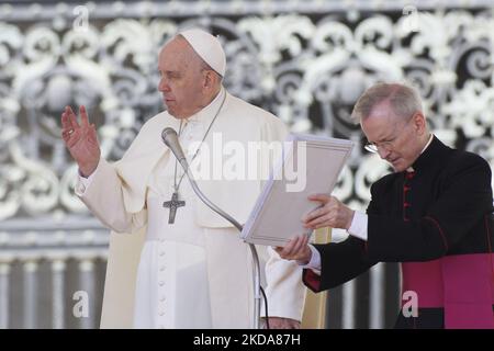 Papa Francesco consegna il suo messaggio durante l'udienza generale settimanale in Piazza San Pietro, in Vaticano, mercoledì 18 maggio 2022. (Foto di massimo Valicchia/NurPhoto) Foto Stock