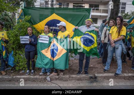 I sostenitori del presidente brasiliano di estrema destra Jair Bolsonaro detengono bandiere e cartelloni brasiliani durante la manifestazione. Centinaia di persone hanno partecipato alle proteste in tutto il paese per chiedere un intervento federale e contestare i risultati delle ultime elezioni del 30th ottobre che hanno eletto il candidato di sinistra Luis Inacio Lula da Silva come nuovo presidente brasiliano. Scene di violenza politica sono state riportate dalla notte di domenica, quando sono stati rivelati i numeri finali. (Foto di Ivan Abreu/SOPA Images/Sipa USA) Foto Stock