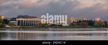 Ottawa, Ontario - 21 ottobre 2022: Vista dall'altra parte del fiume Ottawa verso il museo di storia canadese all'alba. Foto Stock