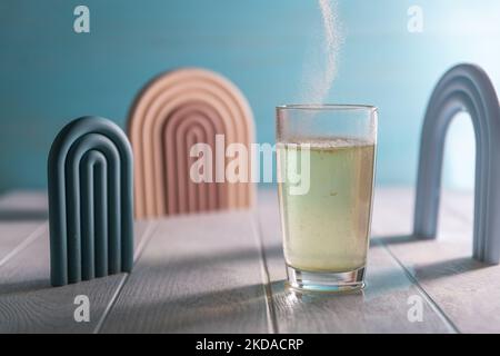 Pusca di psyllio e vetro di supplemento di fibra solubile in acqua per intestinale su fondo di legno. Superfood per sano, abbassa il colesterolo, aumenta il peso Foto Stock