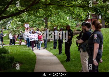 La polizia e i marescialli federali sono in guardia di fronte alla casa di Justice Brett Kavanaugh, mentre i manifestanti pro-scelta passano accanto. I dimostranti hanno iniziato a protestare al di fuori delle case della giustizia dopo la fuga dal progetto di opinione che avrebbe ribaltato Roe contro Wade. (Foto di Allison Bailey/NurPhoto) Foto Stock