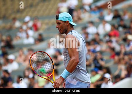 Rafael Nadal pratica sulla corte di Philippe Chatrier nella preparazione delle finali del Gran Slam di Roland Garros, a Parigi, in Francia, il 18 maggio 2022 (Foto di Ibrahim Ezzat/NurPhoto) Foto Stock