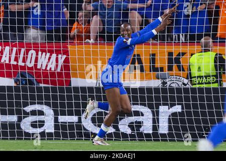 Joe Aribo del Rangers FC festeggia il primo gol della squadra con i compagni di squadra durante la finale Europa League tra Rangers FC e Eintrach Francoforte al Ramon Sanchez Pizjuan il 18 maggio 2022 a Siviglia, Spagna. (Foto di Jose Luis Contreras/DAX Images/NurPhoto) Foto Stock