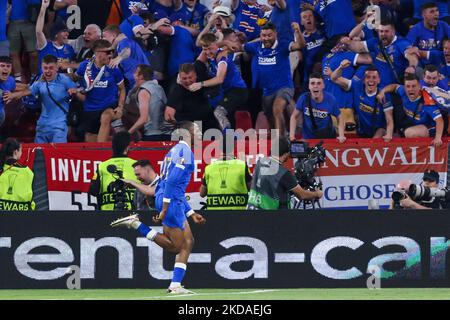 Joe Aribo del Rangers FC festeggia il primo gol della squadra con i compagni di squadra durante la finale Europa League tra Rangers FC e Eintrach Francoforte al Ramon Sanchez Pizjuan il 18 maggio 2022 a Siviglia, Spagna. (Foto di Jose Luis Contreras/DAX Images/NurPhoto) Foto Stock