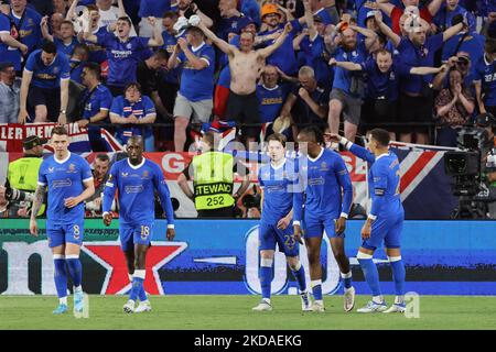 Joe Aribo del Rangers FC festeggia il primo gol della squadra con i compagni di squadra durante la finale Europa League tra Rangers FC e Eintrach Francoforte al Ramon Sanchez Pizjuan il 18 maggio 2022 a Siviglia, Spagna. (Foto di Jose Luis Contreras/DAX Images/NurPhoto) Foto Stock