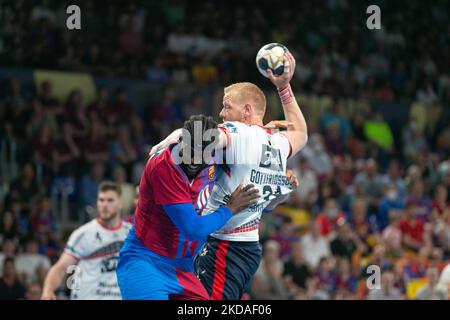 Jim Gottfridsson di SG Flensburg-Handewitt in azione durante la partita della EHF Champions League tra FC Barcelona e SG Flensburg-Handewitt a Palau Blaugrana, Barcellona, Spagna, giovedì 19 maggio 2022. (Foto di Flor Tan Jun/NurPhoto) Foto Stock