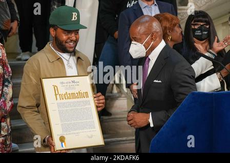 Eric Adams, sindaco di New York, onora il Christopher “notorious B.I.G.” Wallace per il suo 50th° compleanno il 19 maggio 2022 al NY City Hall Rotunda a New York City, USA. Christopher George Latore Wallace (21 maggio 1972 – 9 marzo 1997), meglio conosciuto con i suoi nomi di palcoscenico il noto B.I.G., Biggie Smalls, o semplicemente Biggie, [3] è stato un rapper e un songwriter americano. Radicato nella scena del rap di New York e nelle tradizioni del rap gangsta, è ampiamente considerato uno dei più grandi rappers di tutti i tempi. Wallace divenne nota per la sua particolare e rilassata consegna lirica, che compensava il contenuto spesso triste dei testi. La sua musica Foto Stock