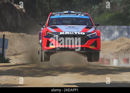 Teemu SUNINEN (fin) e Mikko MARKKULA (fin) in HYUNDAI i20 N della HYUNDAI MOTORSPORT N in azione durante lo Shakedown - Baltar del WRC Vodafone Rally Portogallo 2022 a Matosinhos - Portogallo, il 19 maggio 2022. (Foto di Paulo Oliveira / NurPhoto) Foto Stock