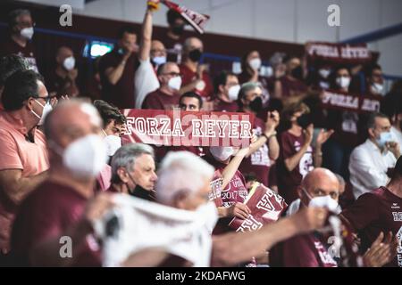 Tifosi di Reyer durante il Campionato Italiano Basket Serie A Umana Reyer Venezia vs Bertram Derthona Tortona il 19 maggio 2022 al Palasport Taliercio di Venezia (Photo by Mattia Radoni/LiveMedia/NurPhoto) Foto Stock