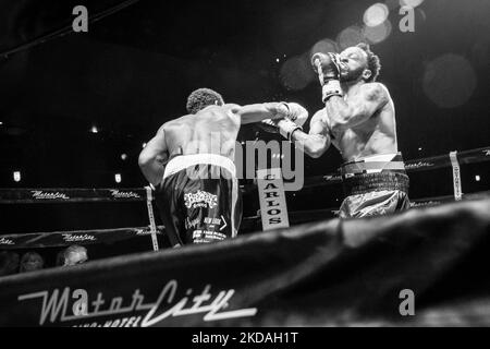 Ramon Guevara (11-25-2; Repubblica Dominicana per mezzo di Grand Rapids, MI) sconfisse LaQuan Lewis (7-14-1; Brooklyn, NY) in un incontro di 4 round, con pesi saldanti al Motor City Casino and Hotel di Detroit, MI, il 13 maggio 2022. (Foto di Adam J. Dewey/NurPhoto) Foto Stock