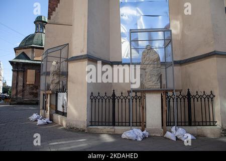 La cattedrale cattolica romana di Lviv ha aggiunto protezione alle sue statue e alle finestre di vetro macchiate per prevenire danni da possibili attacchi missilistici. Anche se Lviv non ha subito lo stesso livello di attacchi di altre regioni dell'Ucraina dall'invasione russa del 24 febbraio, ci sono ancora attacchi periodici alla città. (Foto di Richard Wright/NurPhoto) Foto Stock