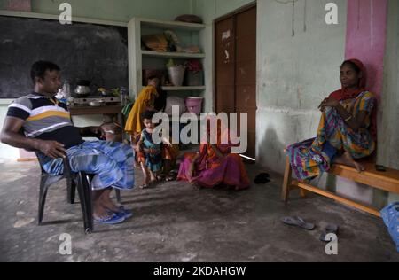 Gli abitanti del villaggio colpiti da un'alluvione si rifugiano in una scuola, dopo l'alluvione di forti precipitazioni, a Nagaon, Assam, India, il 20 maggio 2022. Almeno 10 persone sono morte in alluvioni e frane a causa della pioggia pre-monsone ad Assam. (Foto di David Talukdar/NurPhoto) Foto Stock