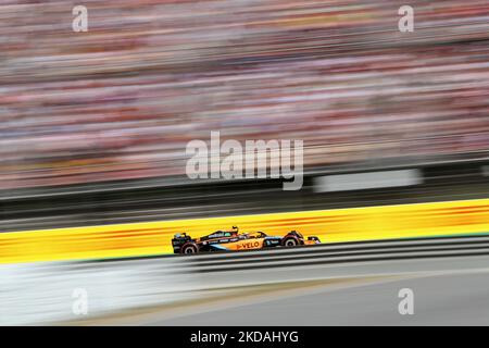 La McLaren di Lando Norris durante le qualifiche del GP di Formula 1 Pirelli di Spagna, tenutosi il 21th maggio 2022 sul circuito di Barcellona Catalunya. -- (Foto di Urbanandsport/NurPhoto) Foto Stock