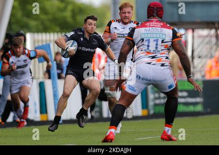 Adam Radwan di Newcastle Falcons prende su Nemani Nadolo di Leicester Tigers durante la partita Gallagher Premiership tra Newcastle Falcons e Leicester Tigers a Kingston Park, Newcastle sabato 21st maggio 2022. (Foto di Chris Lisham/MI News/NurPhoto) Foto Stock