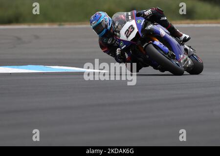 Il francese Christophe Ponsson di Gil Motor Sport-Yamaha compete durante la gara 1 del Campionato del mondo FIM Superbike Estoril Round al circuito Estoril di Cascais, Portogallo, il 21 maggio 2022. (Foto di Pedro FiÃºza/NurPhoto) Foto Stock