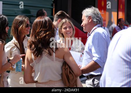 Luisinha Oliveira, fidanzata di Lando Norris, Isabel Hernaez, fidanzata di Carlos Sainz e Carlos Sainz Sr. Durante il GP di Formula 1 Pirelli di Spagna, tenutosi al Circuit de Barcelona Catalunya, a Barcellona, il 21th maggio 2022. (Foto di Joan Valls/Urbanandsport /NurPhoto) -- (Foto di Urbanandsport/NurPhoto) Foto Stock