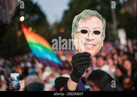 Un sostenitore del candidato vice-presidenziale di sinistra per l'alleanza politica 'Patto Historico' Francia Marquez, ha un volto tagliato-out del candidato presidenziale di sinistra Gustavo Petro, durante la sua campagna di chiusura rally a Bogotà, Colombia, il 21 maggio 2022. (Foto di Sebastian Barros/NurPhoto) Foto Stock