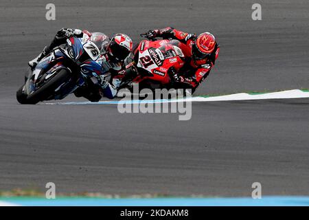 Il francese Loris Baz di Bonovo Action Bmw (L) e l'italiano Michael Ruben Rinaldi di Aruba.IT Racing - Ducati gareggiano durante la gara 1 del Campionato del mondo FIM Superbike Estoril Round al circuito Estoril di Cascais, in Portogallo, il 21 maggio 2022. (Foto di Pedro FiÃºza/NurPhoto) Foto Stock