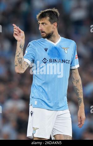 Francesco Acerbi della SS Lazio gesta durante la Serie Un match tra SS Lazio e Hellas Verona il 21 maggio 2022 a Roma. (Foto di Giuseppe Maffia/NurPhoto) Foto Stock