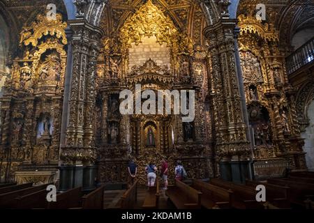 Veduta generale dell'altare di nostra Signora della solitudine, nella chiesa di San Francisco. Porto, 5 maggio 2022. E' uno degli edifici religiosi piu' antichi della citta'. E' una chiesa di origine medievale che ha un interno barocco davvero impressionante ed è stata dichiarata dall'UNESCO Patrimonio Mondiale dell'Umanità. La caratteristica più significativa della chiesa di San Francisco è l'interno dorato, che è stato fatto nel 18th ° secolo. Cappelle, volte e colonne sono state ricoperte da un ornamento di scultura dorata che è considerata uno dei migliori esempi di barocco europeo. (Foto di Jorge Mantilla/NurPhoto) Foto Stock