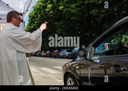 La tradizionale benedizione delle auto per la Festa di Santa Rita di Cascia. A Rieti, Italia, il 22 maggio 2022. (Foto di Riccardo Fabi/NurPhoto) Foto Stock